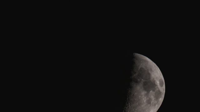 Луна в ночном небе. Снято фотоаппаратом Canon 80D на объектив МС 3М-5СА 500mm + конвертер 2х. смотреть онлайн