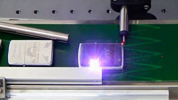 Конвейерная гравировка зажигалок на лазерном комплексе Gravmax Color