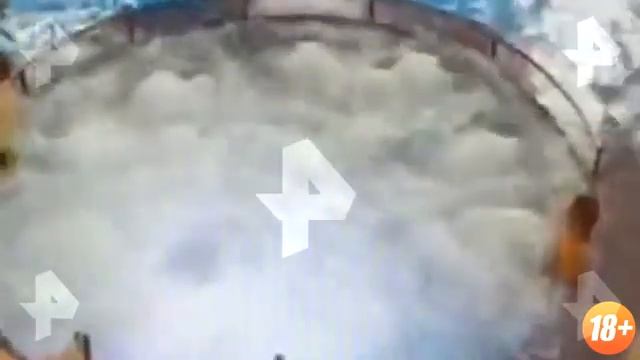 Момент гибели школьницы в бассейне под Челябинском попал на видео