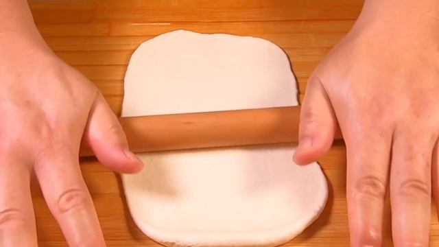 葱肉饼的超简单新做法！不用揉面，也不用机器，外皮酥脆层次多，内心松软特有嚼劲，并且像面包一样蓬松，凉了也不硬 смотреть онлайн