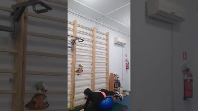 "Комплекс упражнений на фитбол мяче в домашних условиях" смотреть онлайн