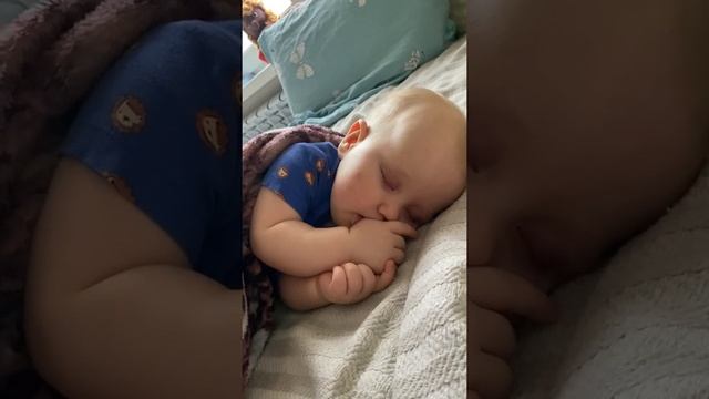 Росте син . 3-6 місяців. Сміх, прикорм, прогулянки. смотреть онлайн