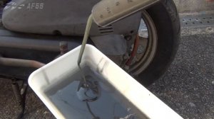 Honda Dio AF56 Gear oil flushing and oil change work  ひどい状態のミッションオイルの交換