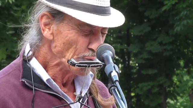 Американець грає блюз на вулицях Кременчука 07.06.16 (Відео1) смотреть онлайн