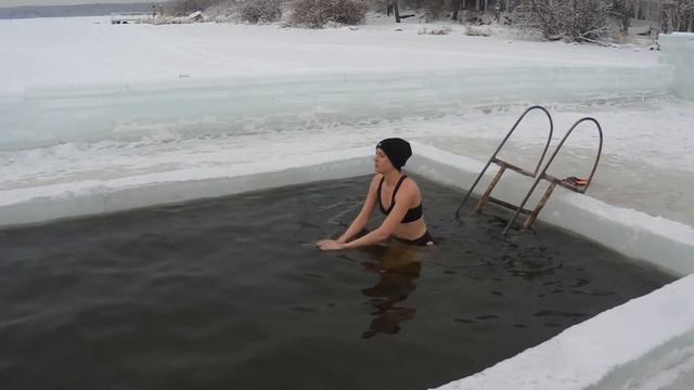 Второй раз в этом году плаваю в ледяной воде. 18 Декабря 2021г. смотреть онлайн