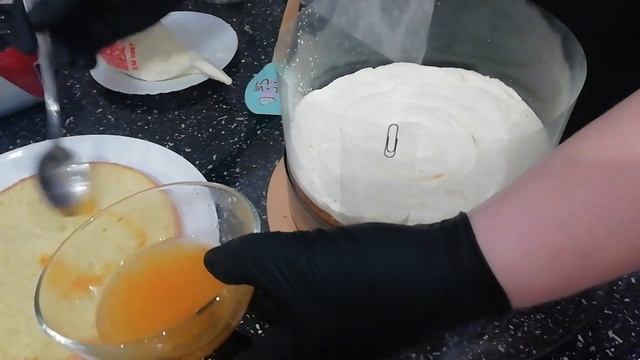 Сборка торта с двумя видами крема! Все очень просто и очень вкусно смотреть онлайн
