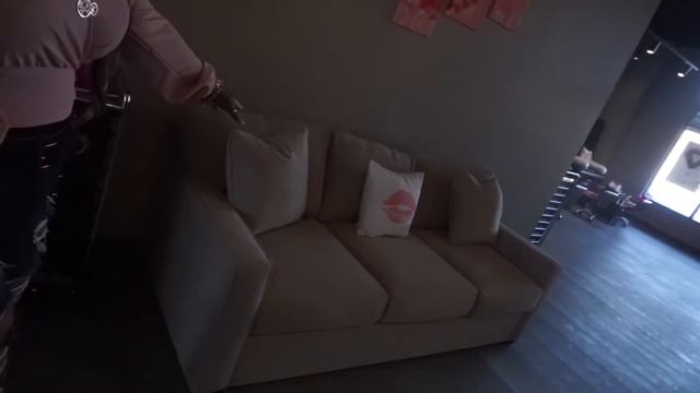 MY MOM OPENED A NAIL SALON... смотреть онлайн