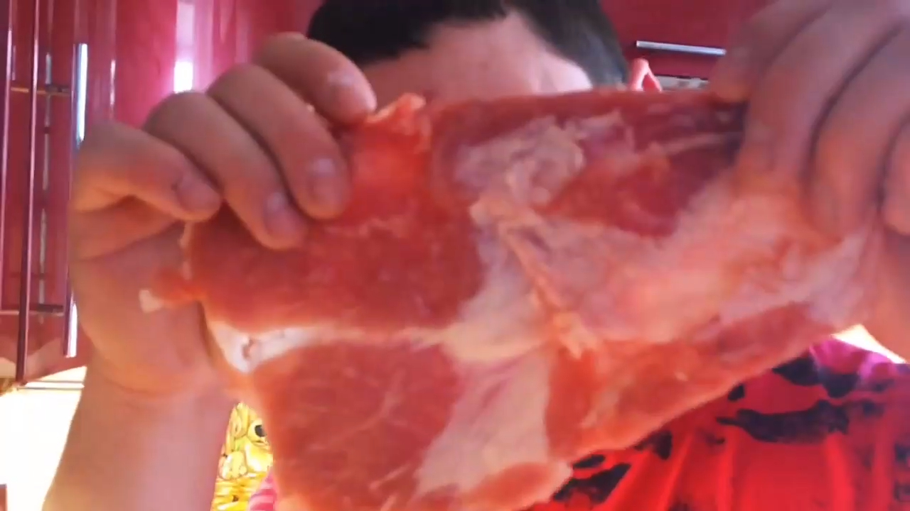 Лайфхак как отбить Мясо без молотка! Готовим свиные отбивные в горчичном чесночном маринаде!