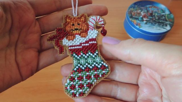 Новогодняя игрушка носочек от Mill Hill: Kittys Stocking. От обзора до готовой работы! смотреть онлайн