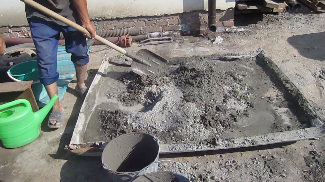 Заливаем столбы цементом для забора между соседями!!! смотреть онлайн