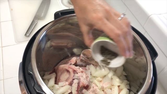 Best Bone Broth Recipe EVER (& Easiest!) + Bone Broth Benefits!! смотреть онлайн