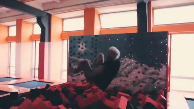 Батутная арена "НЕБО" в Минске | Они точно научат прыгать ! смотреть онлайн