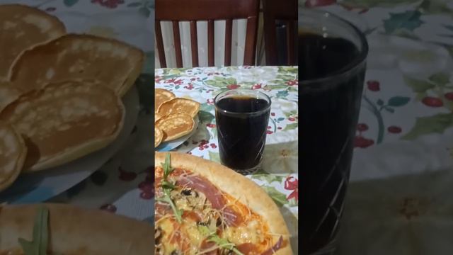 ПИЦЦА ПРОШУТТО🍕,БАНАНОВЫЕ ПАНКЕЙКИ🍮С КОЛОЙ🥤! смотреть онлайн