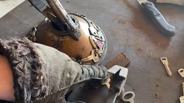 Оригинальная поделка из старых ключей смотреть онлайн
