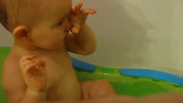 Leigha blowing bubbles in the bath смотреть онлайн