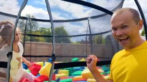 УПАЛА ЛЕСНИЦА НА ГОЛОВУ! ПОВЕЗЛО! МИСТЕР МАКС! МЕМ! ДОПРЫГАЛСЯ НА БАТУТЕ!