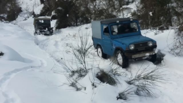 Fiat Campagnola e Daihatsu su neve... смотреть онлайн