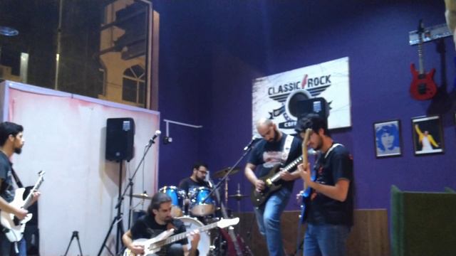 Spontaneous Improvising at Classic Rock Coffee - Amman смотреть онлайн