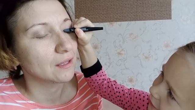 Макияж челлендж. Софийка делает маме макияж. / Sofiichka смотреть онлайн