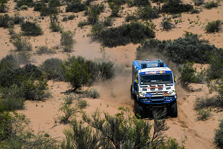 «КАМАЗ-мастер» на ралли «Дакар 2018». 19 января – Виллагра сходит с дистанции, Николаев лидирует смотреть онлайн