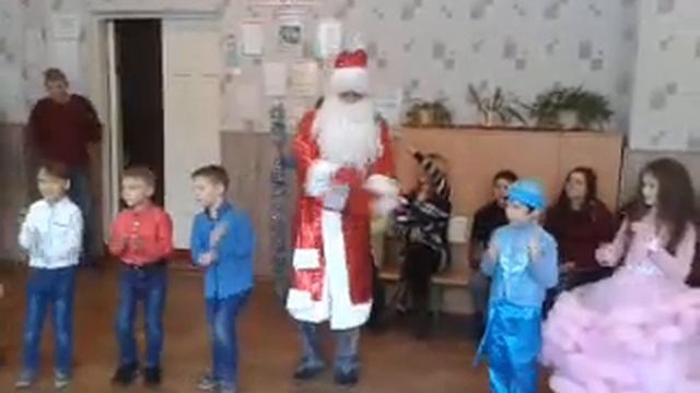 Первая школа танец первоклашек с Дедом морозом смотреть онлайн