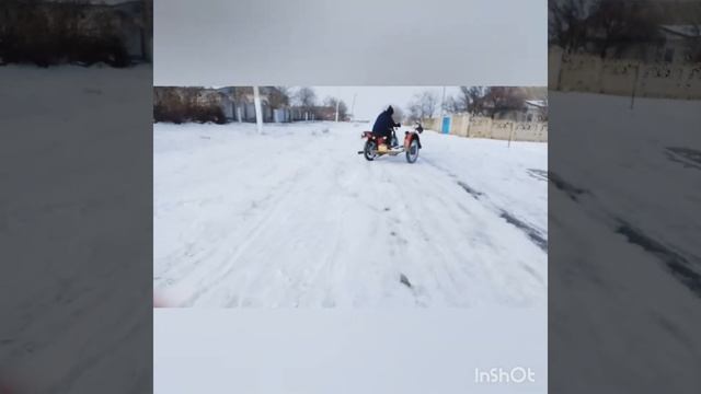 Что будет если зацепить коляску зимой на МОТОЦИКЛ ИЖ Ю? смотреть онлайн