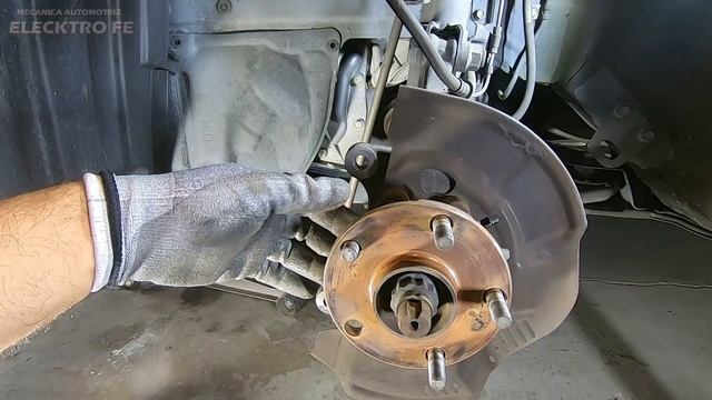 Auto con perno de rueda roto y otro barrido (cambio de birlos o tornillos de llanta) смотреть онлайн