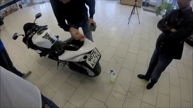 Наносим защитное покрытие для кожи KRYTEX на YAMAHA R1 смотреть онлайн