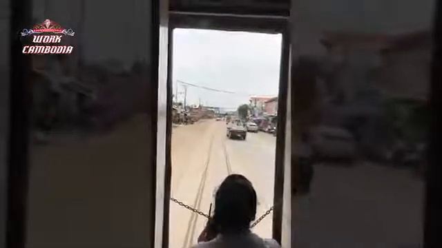 Пассажирский поезд в Камбодже, тетенька со свистком. Train in Cambodia, woman with a whistle. смотреть онлайн