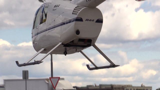 Вертолет Robinson R-44 - взлеты и посадка "Helirussia-2017" смотреть онлайн