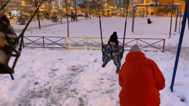 Вечерняя прогулка с детьми. Качели на детской площадке смотреть онлайн