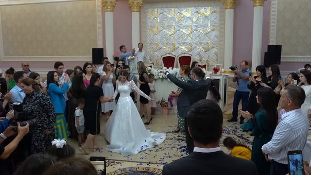 ТАНЕЦ ЖЕНИХА И НЕВЕСТЫ !!! ТАМАДА АЗИМ ДАВЫДОВ ФОТОГРАФ ЗАУР ЮСУПОВ ВИДЕОГРАФ МУСЛИМ КАМБУЛАТОВ! смотреть онлайн