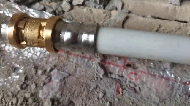 В полу прорезали болгаркой трубу и чем соединить трубу смотреть онлайн