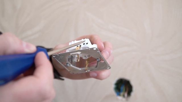 Как заменить розетку?