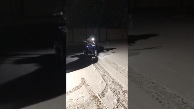 Катаемся на электро квадрика зимой по снегу в селе #квадроцикл #катаемся #снег #гонки #зима смотреть онлайн