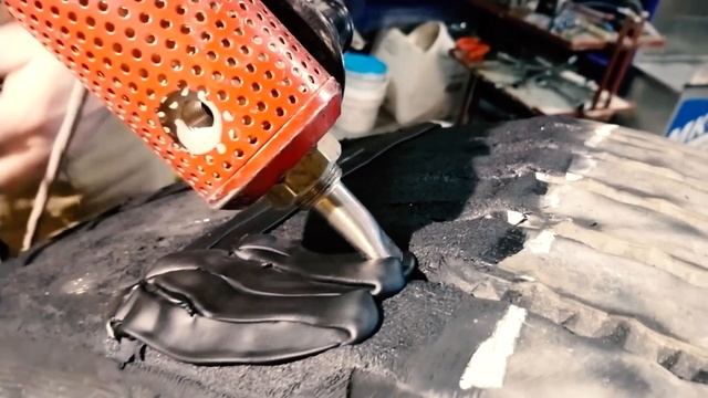 Как убрать "ползун" на грузовой покрышке? Работа для настоящего мужчины! смотреть онлайн