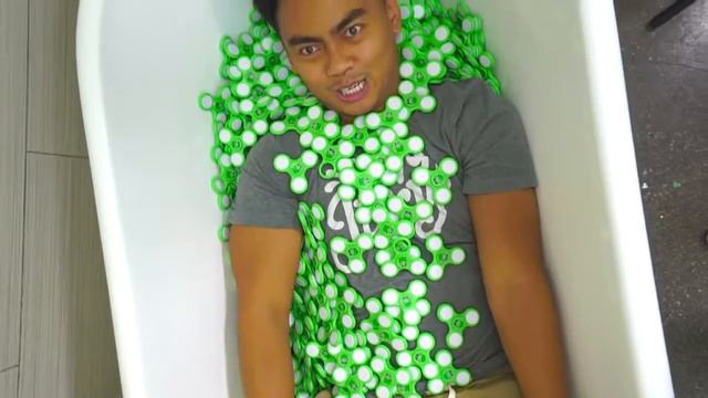 000+ СПИННЕРОВ В ВАННОЙ ЧЕЛЕНДЖ|1000+ FIDGET SPINNER BATH CHALLENGE! смотреть онлайн