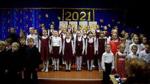 Мама-первое слово-песню исполняет сводный хор начальной школы смотреть онлайн