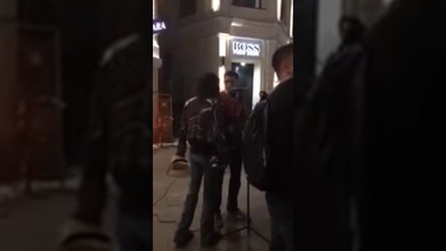 Aerosmith поет на улице в Москве вместе с уличным музыкантом / Aerosmith співає на вулиці в Москві смотреть онлайн