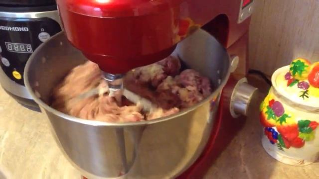 Планетарный миксер Kitfort КТ-1308 замешивает фарш для котлет смотреть онлайн