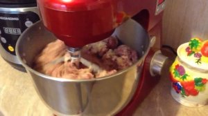 Планетарный миксер Kitfort КТ-1308 замешивает фарш для котлет