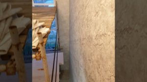 Поклейка обоев в лестничном пролете. Высота 6 метров!