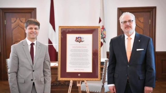 ??Левитс из подарков президенту решил выкупить текст преамбулы Конституции, которую он и писал