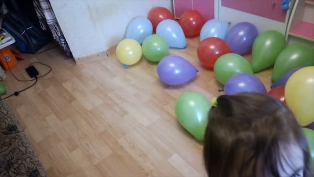 Алиса играет с воздушными шариками и лопает их / Alice plays with balloons and bursts them смотреть онлайн