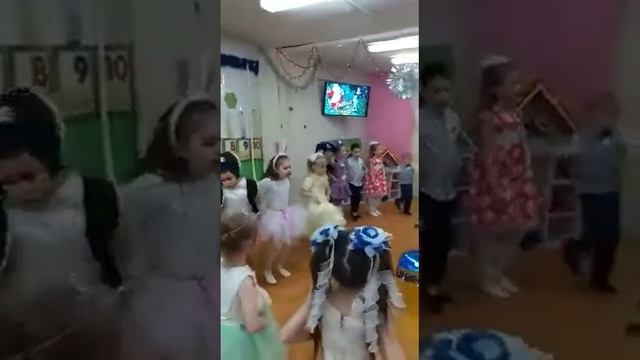 Хоровод с Дедом Морозом - старшая группа смотреть онлайн