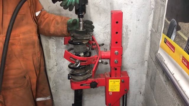 Как снять и обслужить переднюю амортизационную стойку на Skoda Oktavia A5. Замена пружин на Skoda смотреть онлайн