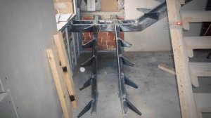 Сборка лестницы на второй этаж с металлическим каркасом и деревянными ступенями