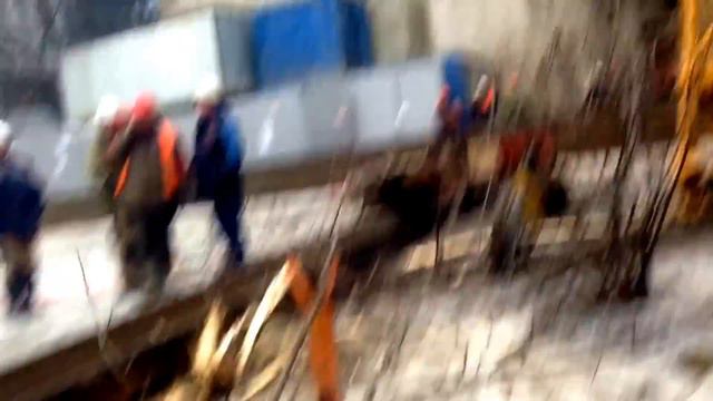 В центре Петербурга на Бакунина, упал строительный кран смотреть онлайн
