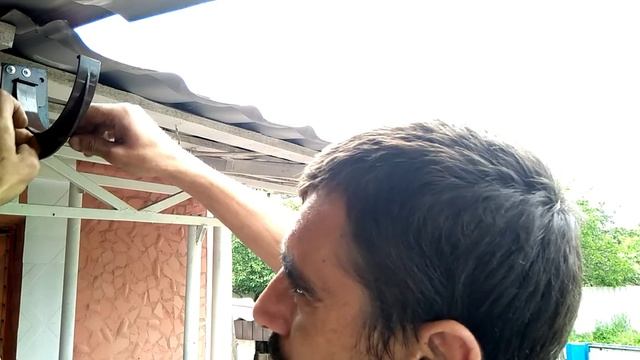 Как установить водосточный жёлоб..mp4 смотреть онлайн