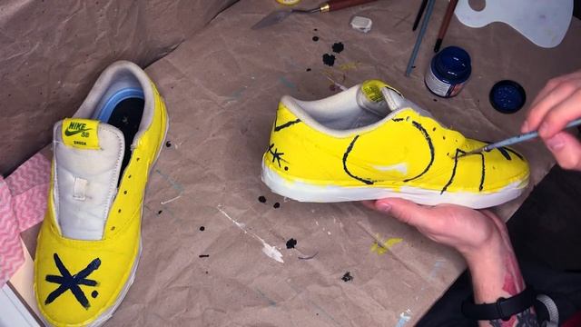 КАК ПОКРАСИТЬ КРОССОВКИ | АКРИЛ ПО ТКАНИ — Жукографика. смотреть онлайн